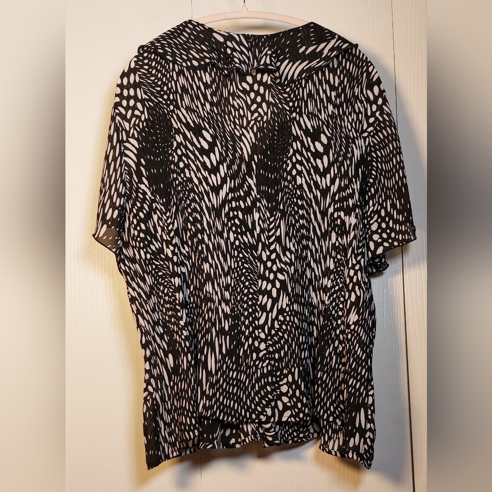 George Black White Chiffon Blouse Size 22/24 Ruffled Neckline Flutter Sleeves - Picture 10 of 11